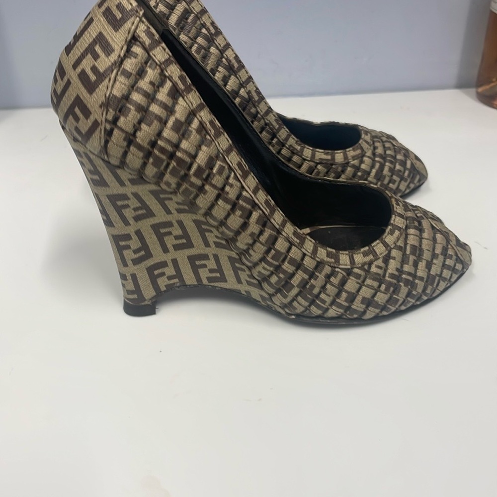 FENDI Women's Black and Tan Pumps. Size 5 - Picture 2 of 11